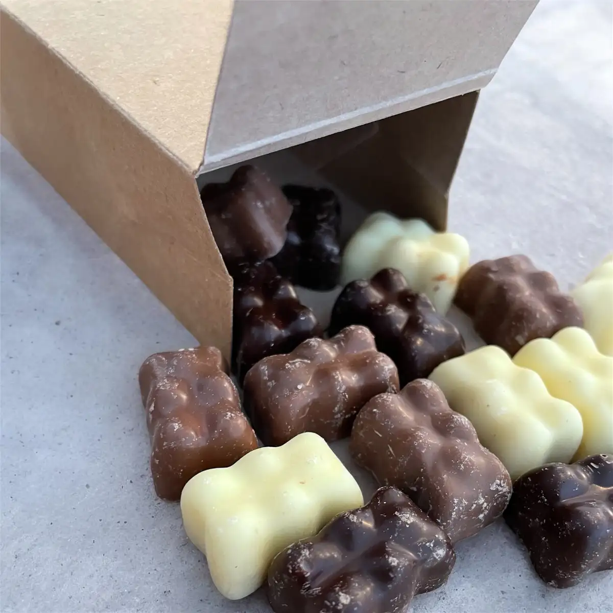 Pochette Fête des Mères – 15 Mini Oursons Guimauve Vanille Trio de Chocolats